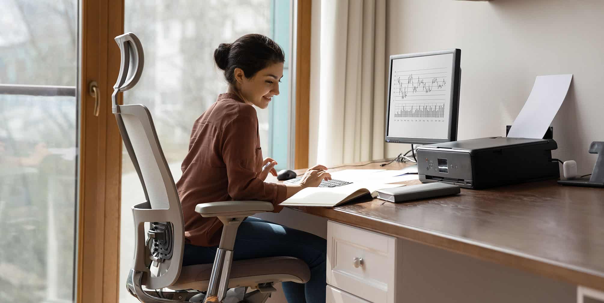 Augen im Home-Office: Frau bei der Arbeit am Schreibtisch