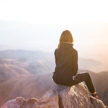 Junge Frau gnießt am Berg ihr Leben nach einer Augenlaser-Behandlung ohne Brille und Kontaktlinsen.